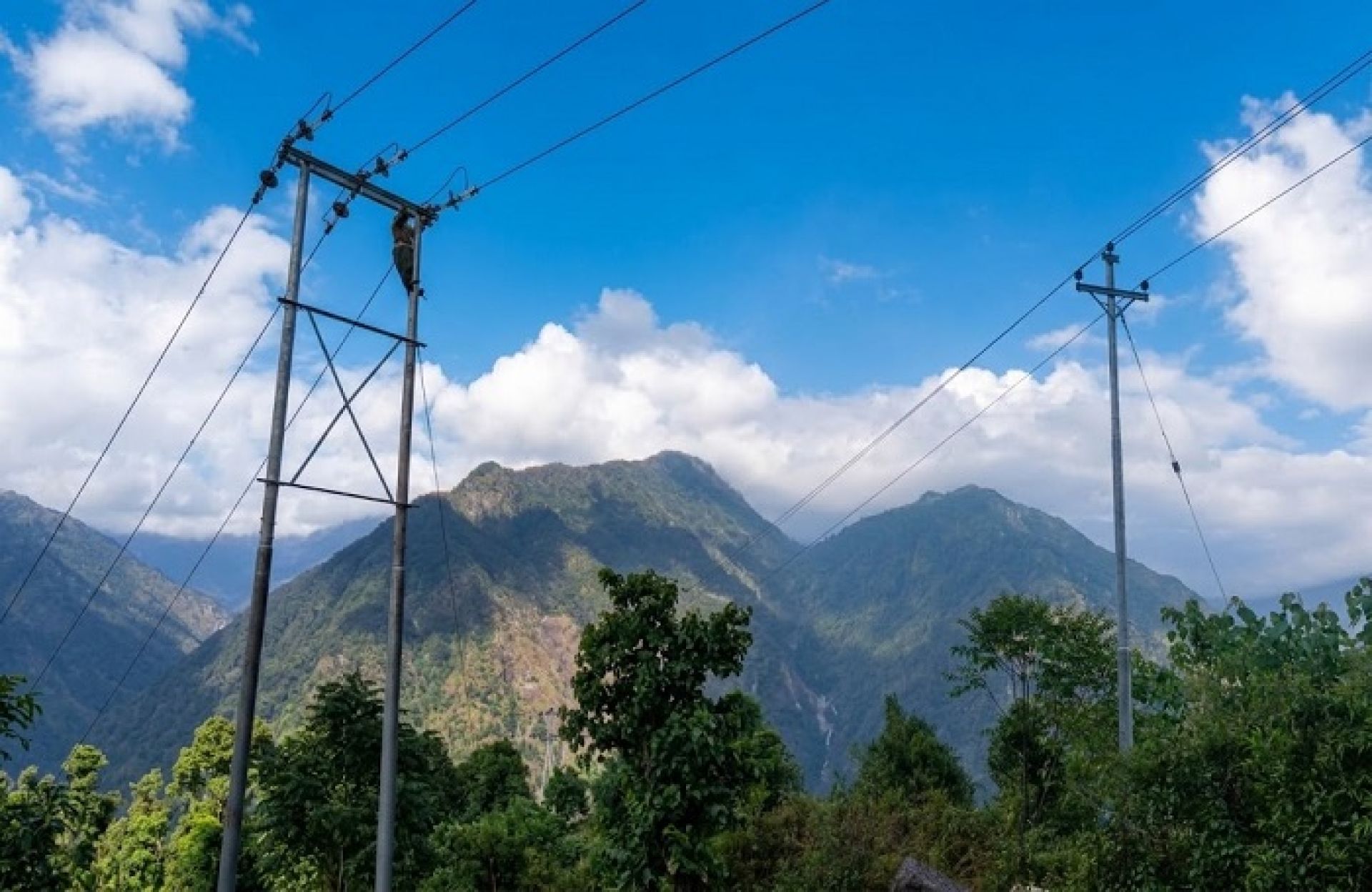 सङ्खुवासभाको विकट हटियामा पुग्यो राष्ट्रिय प्रसारण लाइनको विद्युत